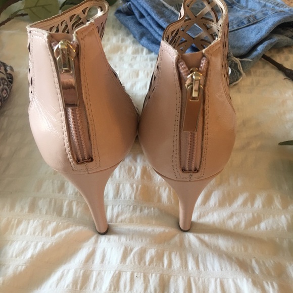 INC | Cut our Heels - Picture 5 of 8